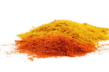 kırmızı biber tozu ve toz köri