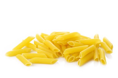 Beyaz arka plan üzerinde izole penne makarna