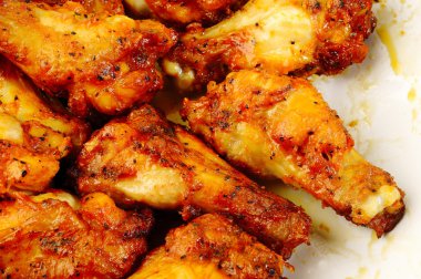 Tavuk kanatları beyaz arka plan üzerinde sopa