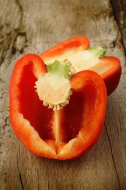 Ahşap arka planda taze kırmızı biber