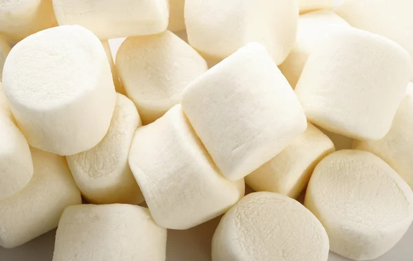 Marshmallows auf weißem Hintergrund — Stockfoto