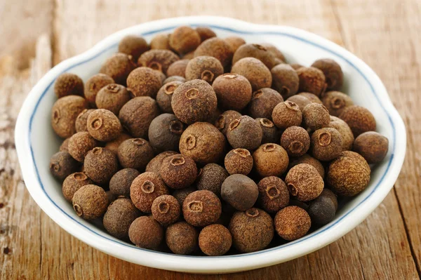 Allspice in keramische kom — Stockfoto