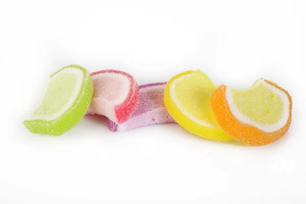 Jalea de fruta confitada colorida sobre fondo blanco — Foto de Stock