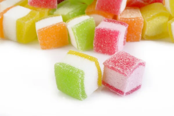 Bunte Gelee Bonbons isoliert auf weiß — Stockfoto