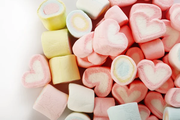 Skupina barevných marshmallows na bílém pozadí — Stock fotografie