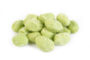 Wasabi kaplı beyaz zemin üzerine Antep fıstığı