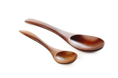 Tahta kaşık beyaz arkaplanda izole edildi