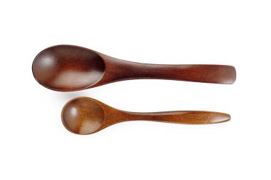 Tahta kaşık beyaz üzerine izole 