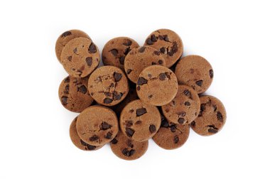 Beyaz arkaplanda çikolata parçalı kurabiyeler