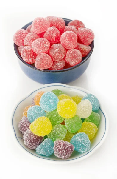 Gummy snoepjes in blauwe kom op witte achtergrond — Stockfoto