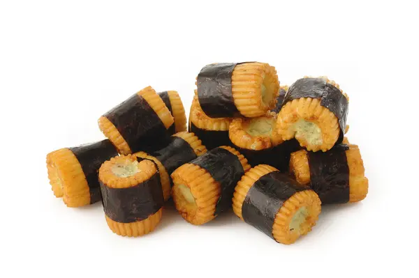 Zeewier verpakt rijst crackers wasabi gevuld op wit — Stockfoto