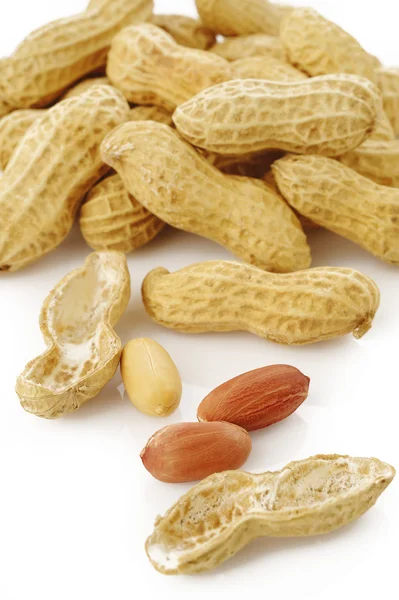 Erdnüsse auf weißem Hintergrund — Stockfoto