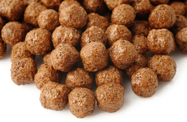 Bolas de chocolate de cereales sobre fondo blanco —  Fotos de Stock