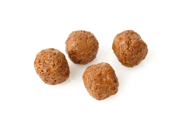 Beyaz arka planda izole edilmiş çikolata gevreği topları.