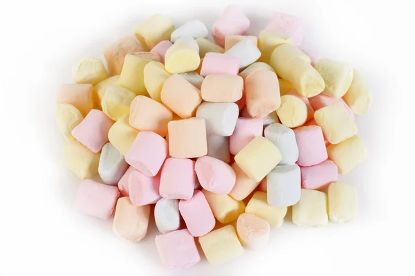 Små färgade uppsvullna marshmallows på vit bakgrund — Stockfoto