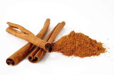 Beyaz arkaplanda tarçın