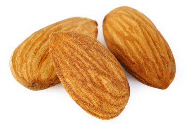 Beyaz arkaplanda izole edilmiş bademler