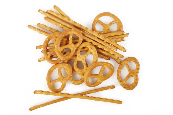 Pretzels en zout stokken op witte achtergrond — Stockfoto