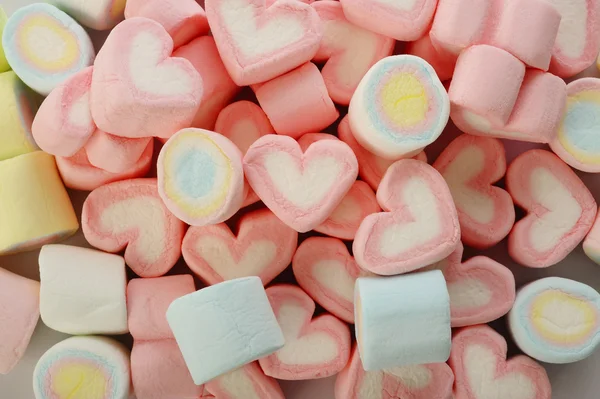 Skupina barevných marshmallows na bílém pozadí — Stock fotografie