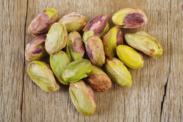 Pistacchi su sfondo tavolo in legno — Foto Stock