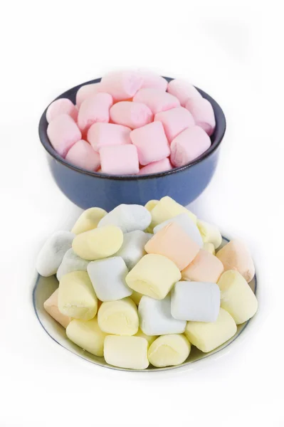 Små färgade uppsvullna marshmallows i skål — Stockfoto