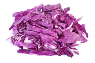 beyaz zemin üzerine rendelenmiş kırmızı lahana