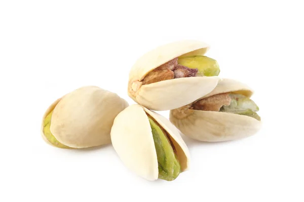 Nueces de pistacho aisladas sobre fondo blanco —  Fotos de Stock