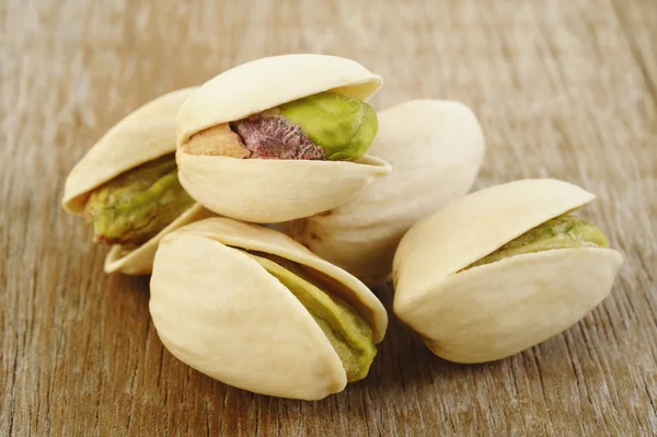 ahşap masa üzerine Antep fıstığı