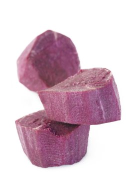 Beyaz arka planda patatesler