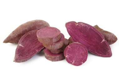  Beyaz arka planda tatlı patatesler