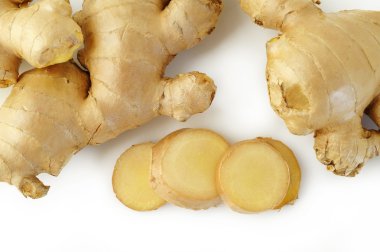 Beyaz arkaplanda taze zencefil