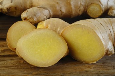 Ahşap arka planda taze zencefil