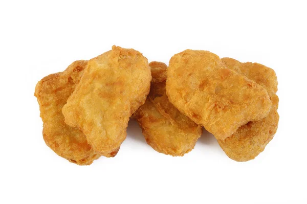 Kızarmış tavuk külçeleri beyaza izole edilmiş.