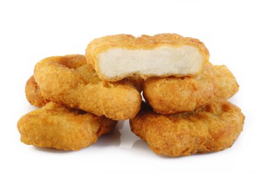 Kızarmış tavuk külçeleri beyaz arka planda izole edilmiş.