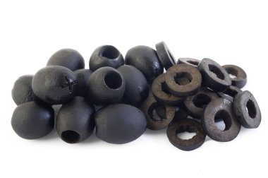 Beyaz arka plan üzerinde izole dilimlenmiş Siyah Zeytin