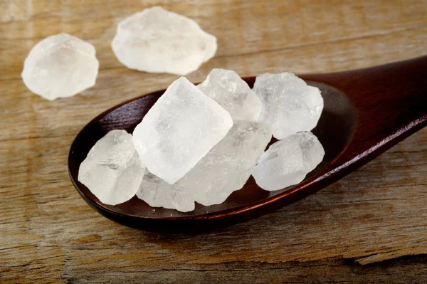 Zucchero di roccia in cucchiaio di legno — Foto Stock