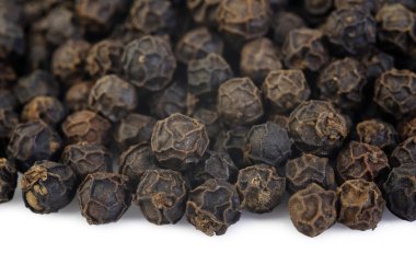 beyaz üzerine karabiber tohumu 