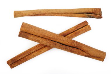 Tarçın çubukları beyaz üzerine izole