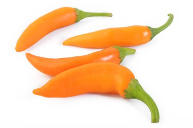 Beyaz arka planda izole edilmiş acı kırmızı biber