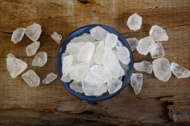 Rock şeker kabın içinde