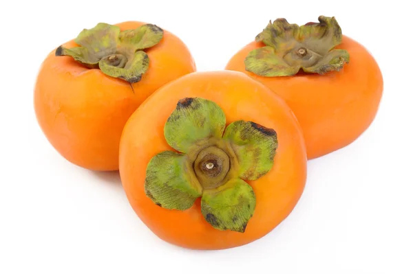 Beyaz arkaplanda izole edilmiş olgun hurma meyvesi