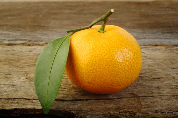 Mogen frukt mandarin på rustika trä bakgrund — Stockfoto