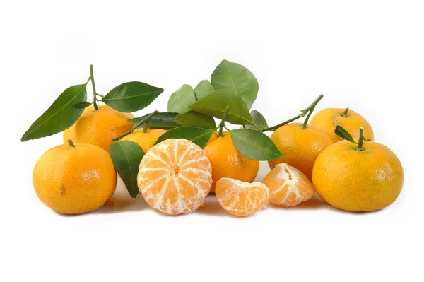 Skalade mandarin frukt på vit bakgrund — Stockfoto