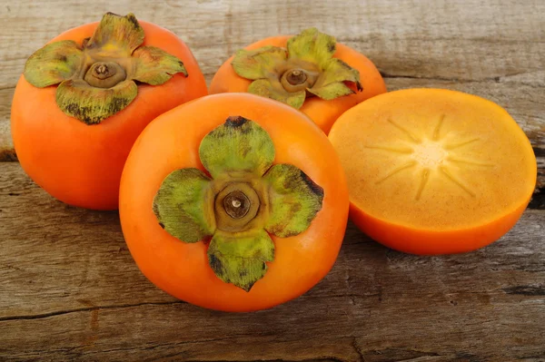 Ahşap arka planda hurma ağacı meyvesi