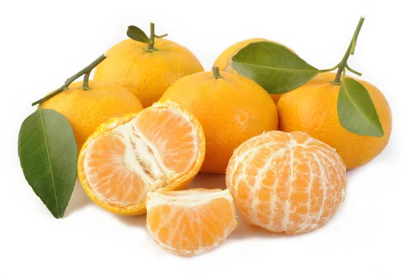 Skalade mandarin frukt på vit bakgrund — Stockfoto