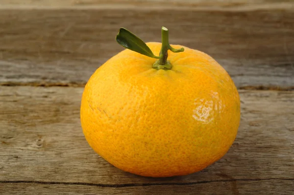 Mogen frukt mandarin på rustika trä bakgrund — Stockfoto