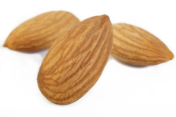 Almendras aisladas en blanco —  Fotos de Stock