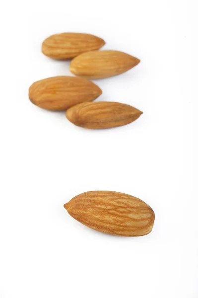 Rå mandel nötter isolerad på vit — Stockfoto