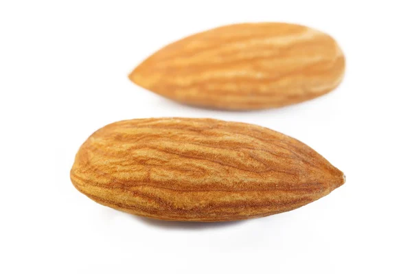 Nueces de almendras crudas aisladas sobre fondo blanco — Foto de Stock