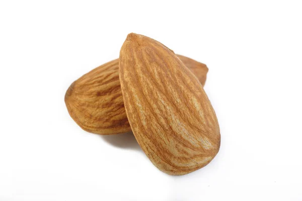 Nueces de almendras crudas aisladas en blanco — Foto de Stock